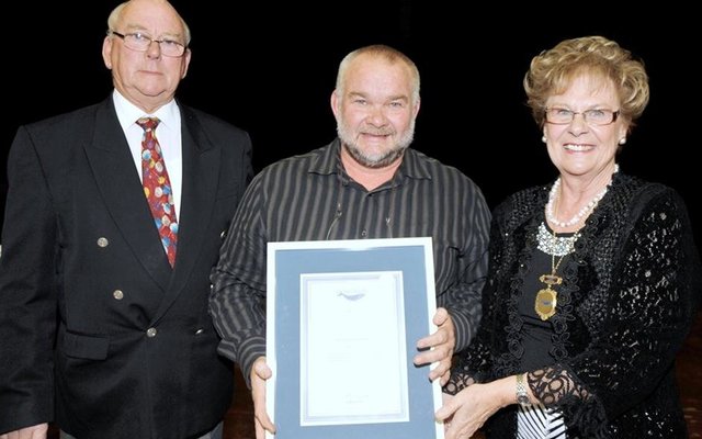 Vlnr is rdl Dudley Coetzee, past Frikkie Zeelie (Sertifikaat vir Uitnemendheid) en rdl Nicolette Botha-Guthrie